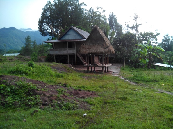 Bentuk Lumbung ini sudah mulai jarang ditemui di Toraja